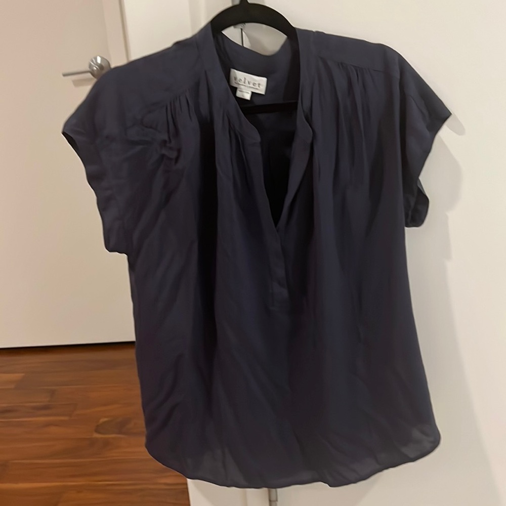 NWOT Velvet by Graham + Spencer cap sleeve blouse- SIZE LARGE